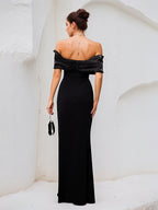 Vestido largo negro de crepé elástico sin tirantes y escote off-shoulder con abertura alta