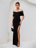 Vestido largo negro de crepé elástico sin tirantes y escote off-shoulder con abertura alta