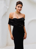 Vestido largo negro de crepé elástico sin tirantes y escote off-shoulder con abertura alta