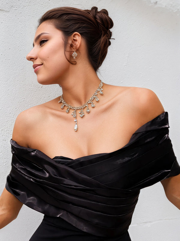 Vestido largo negro de crepé elástico sin tirantes y escote off-shoulder con abertura alta