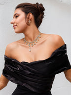 Vestido largo negro de crepé elástico sin tirantes y escote off-shoulder con abertura alta