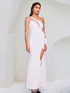 Weißes Chiffon-Ein-Schulter-Ärmelloses bodenlanges Kleid mit hohem Schlitz