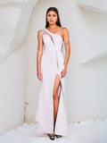 Weißes Chiffon-Ein-Schulter-Ärmelloses bodenlanges Kleid mit hohem Schlitz