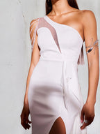 Weißes Chiffon-Ein-Schulter-Ärmelloses bodenlanges Kleid mit hohem Schlitz