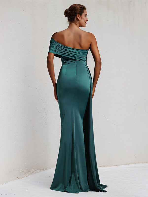 Vestido largo de satén pavo real, un solo hombro y sin mangas