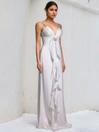 Weißes Chiffon-Bodenlanges Kleid mit Spaghettiträgern, ärmellos, mit floralen Rüschen