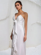 Weißes Chiffon-Bodenlanges Kleid mit Spaghettiträgern, ärmellos, mit floralen Rüschen