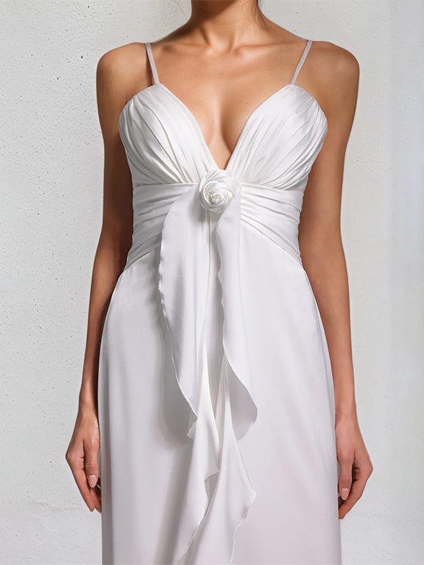 Weißes Chiffon-Bodenlanges Kleid mit Spaghettiträgern, ärmellos, mit floralen Rüschen