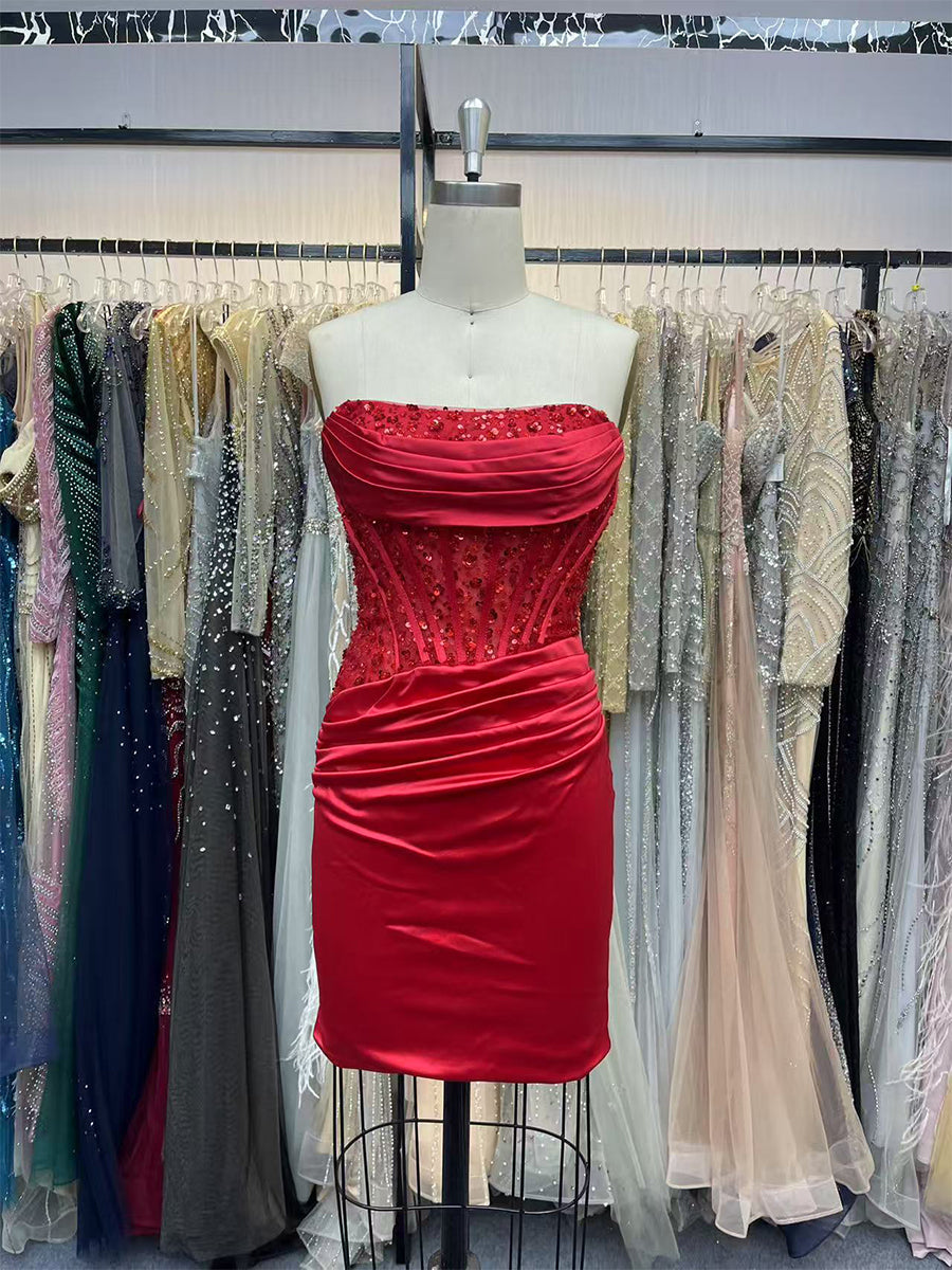 Eng anliegendes kurzes Satin-Kleid mit Rundhalsausschnitt und Applikationen für den Abschlussball