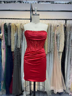 Eng anliegendes kurzes Satin-Kleid mit Rundhalsausschnitt und Applikationen für den Abschlussball
