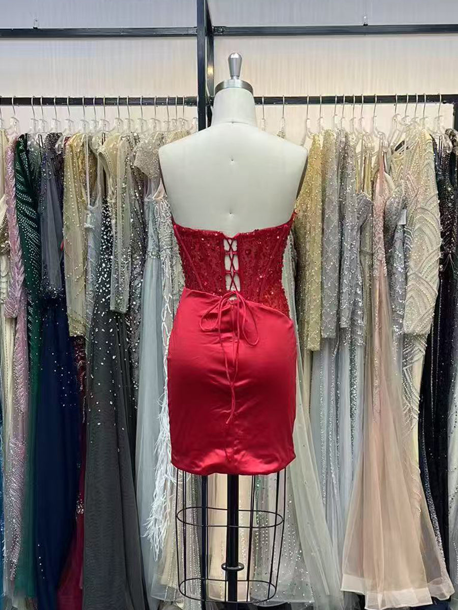 Eng anliegendes kurzes Satin-Kleid mit Rundhalsausschnitt und Applikationen für den Abschlussball