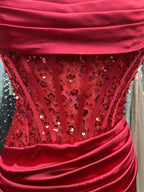 Eng anliegendes kurzes Satin-Kleid mit Rundhalsausschnitt und Applikationen für den Abschlussball
