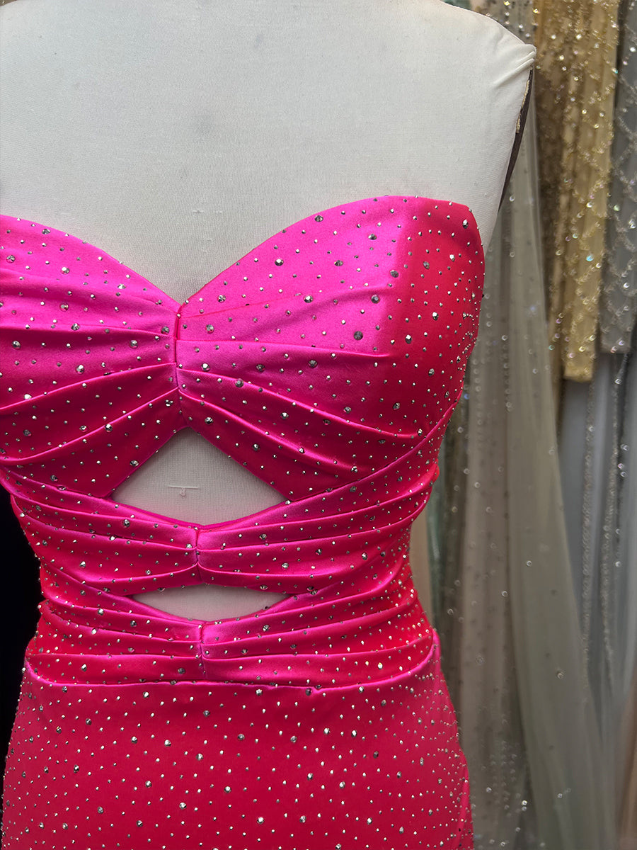 Vestido curto justo para formatura tomara que caia com decote coração e recortes