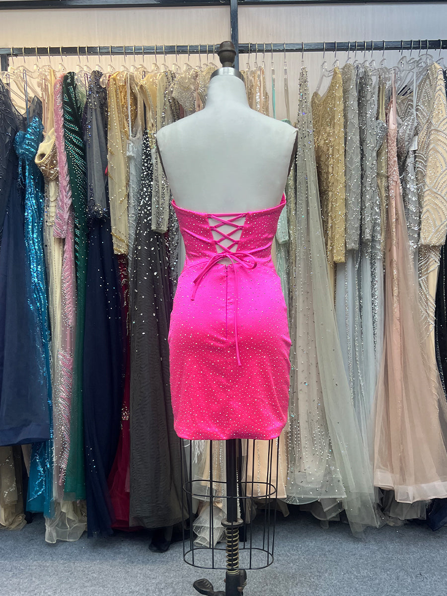 Vestido curto justo para formatura tomara que caia com decote coração e recortes