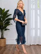 Robe cocktail trompette/sirène en tulle et dentelle longueur thé, col en V avec sequins