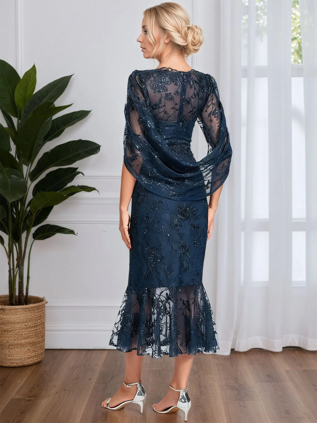 Robe cocktail trompette/sirène en tulle et dentelle longueur thé, col en V avec sequins