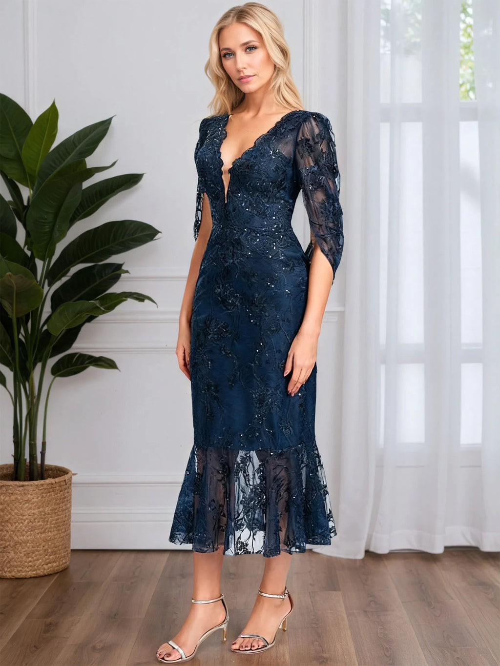 Robe cocktail trompette/sirène en tulle et dentelle longueur thé, col en V avec sequins