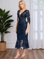 Robe cocktail trompette/sirène en tulle et dentelle longueur thé, col en V avec sequins