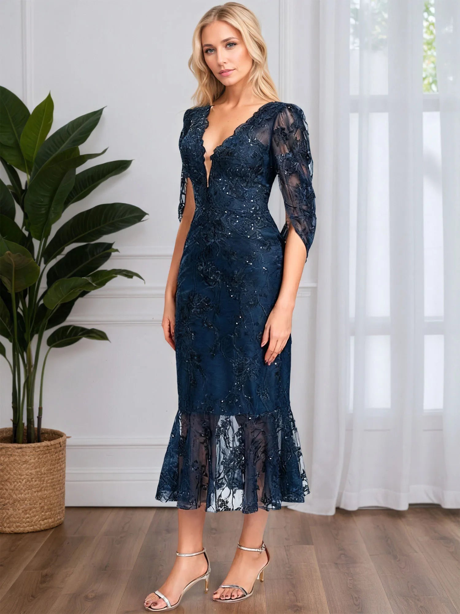 Robe cocktail trompette/sirène en tulle et dentelle longueur thé, col en V avec sequins