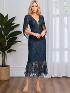 Robe cocktail trompette/sirène en tulle et dentelle longueur thé, col en V avec sequins