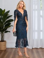 Robe cocktail trompette/sirène en tulle et dentelle longueur thé, col en V avec sequins