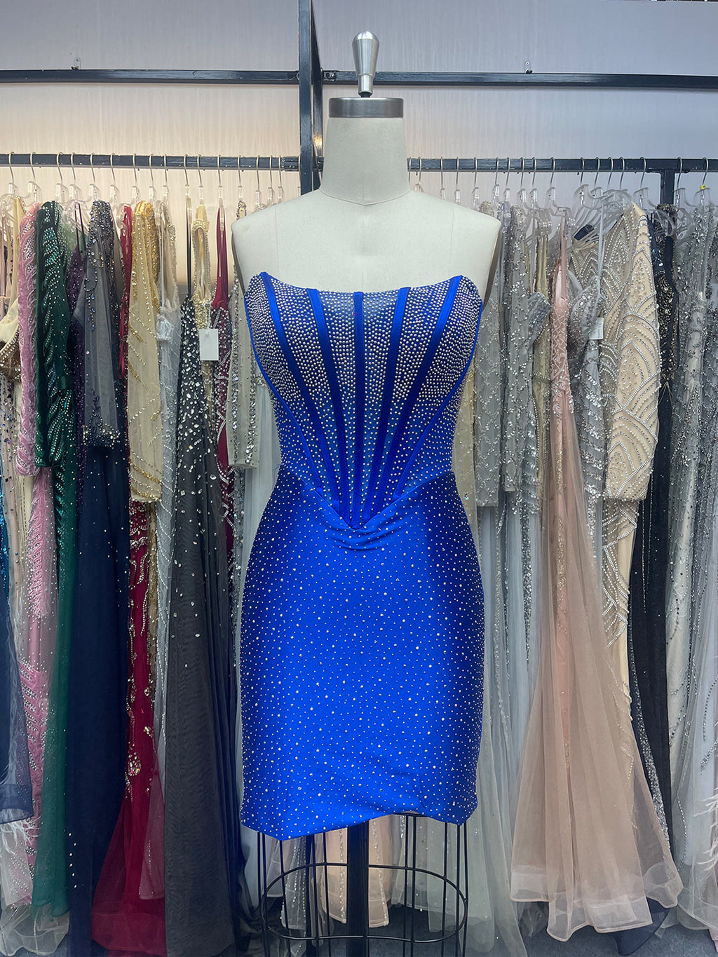 Robe courte de bal de promo bustier ajusté sans bretelles ornée de perles