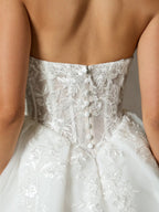 Vestido de noiva branco tomara que caia, com saia rodada, renda e tule