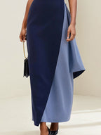 Vestido azul royal e azul aço em crepe stretch, um ombro só, mangas curtas, comprimento até o tornozelo