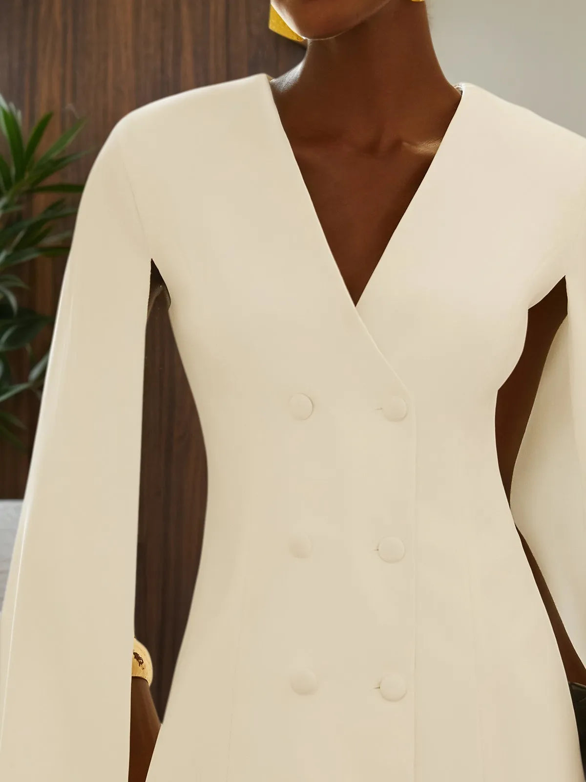 Mini abito blazer bianco con fibbia, scollo a V e senza maniche a linea ad A