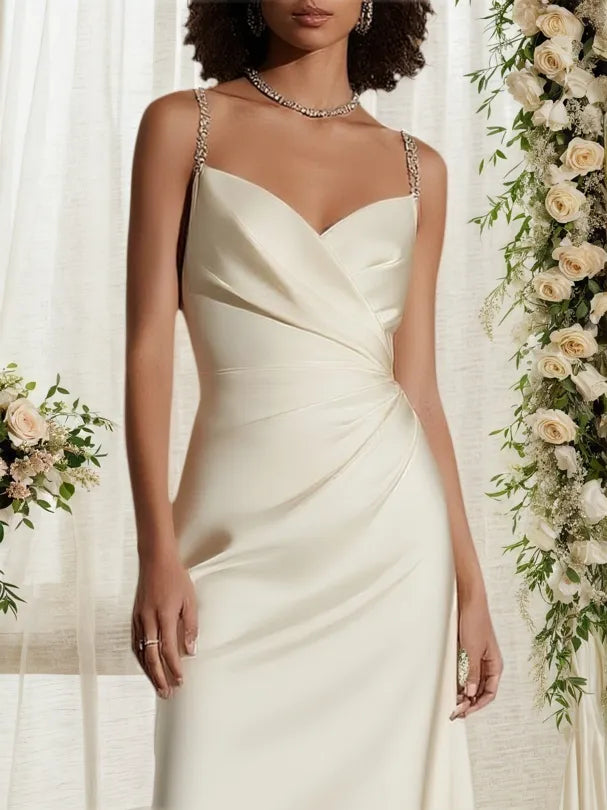 Robe de mariée beige en satin froncé à fines bretelles, coupe trapèze