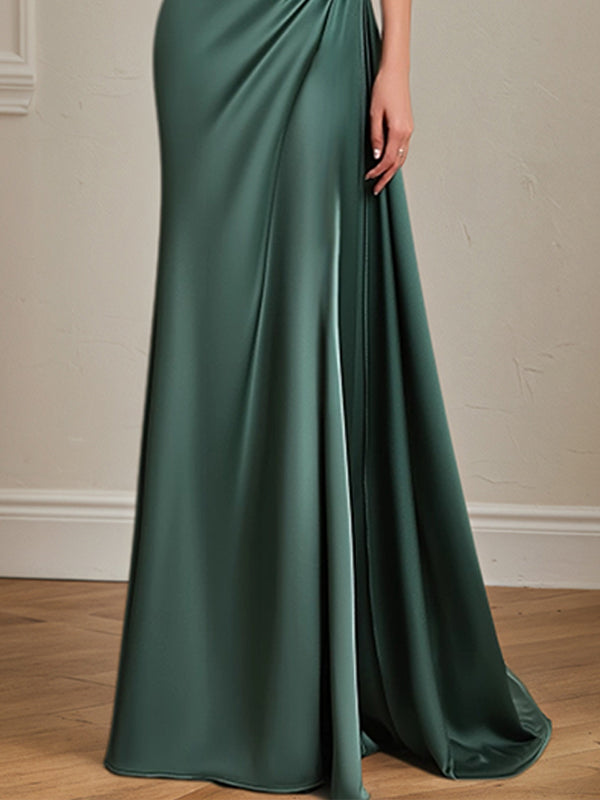 Vestido formal verde con un solo hombro, cinturón de pedrería en la cintura y largo hasta el suelo
