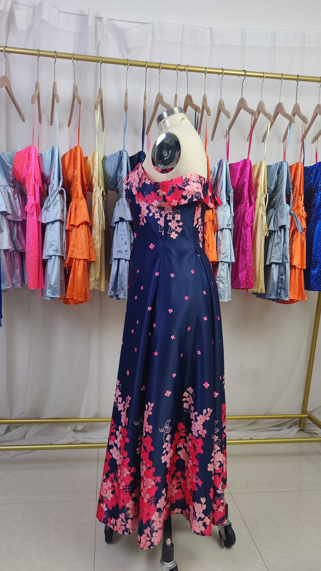 A-Linien schulterfreies knöchellanges Satin-Kleid mit floralem Muster, Mutter der Braut