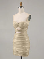 Vestido ajustado para fiesta de bienvenida con recortes, fruncidos y cuentas