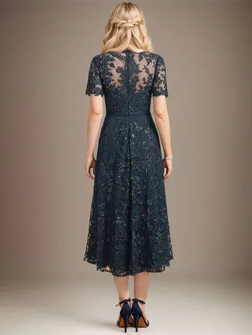 Robe de mère de la mariée en dentelle coupe A, longueur thé, col en U illusion avec sequins