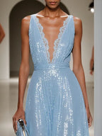 Abito lungo a linea A in pizzo azzurro chiaro con paillettes, scollo a V e senza maniche
