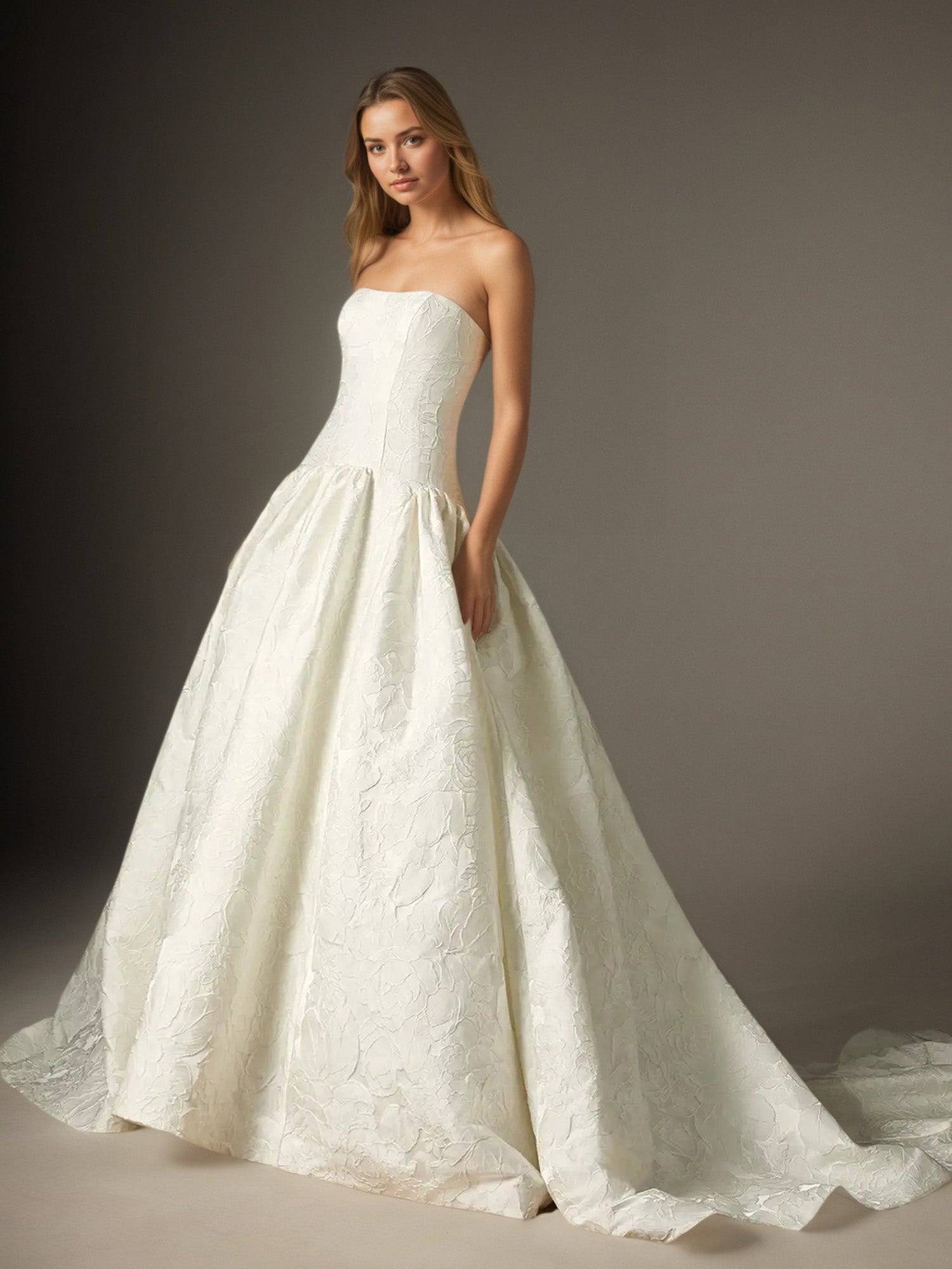 Abito da sposa a gonna ampia bianco senza spalline in jacquard floreale