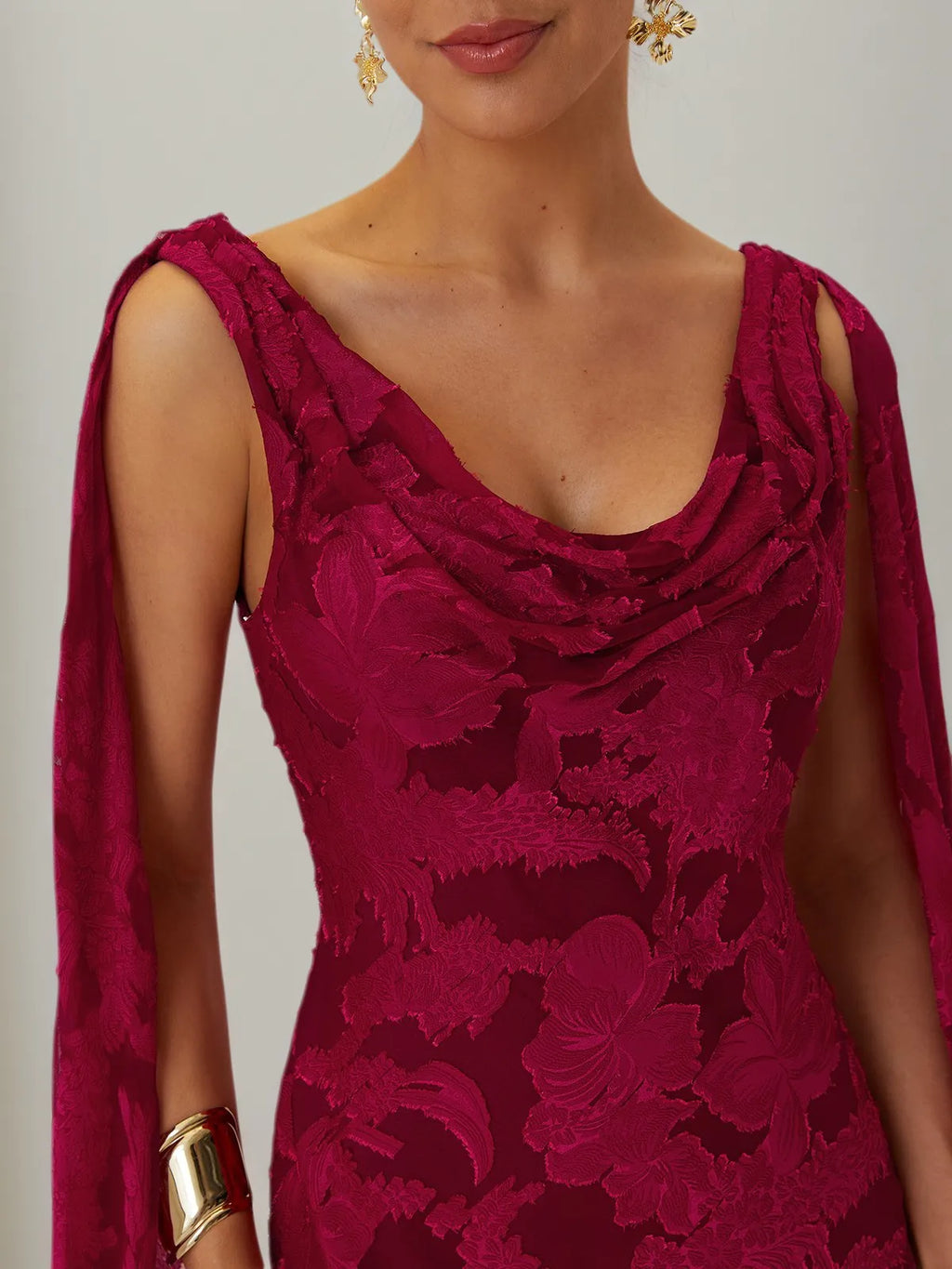 Robe maxi fourreau rouge en jacquard chiffon, col bénitier, sans manches