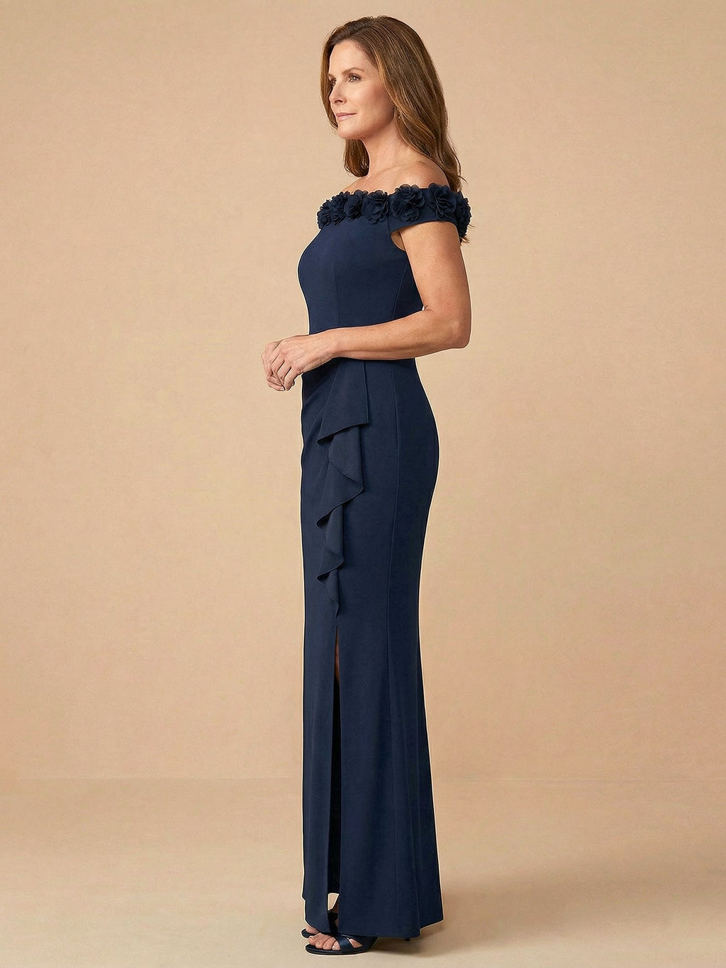 Vestido de madre de la novia satinado sirena con flores 3D y volantes sin hombros
