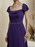 Vestido largo de dama de honor en línea A de gasa morada con escote cuadrado y mangas cortas