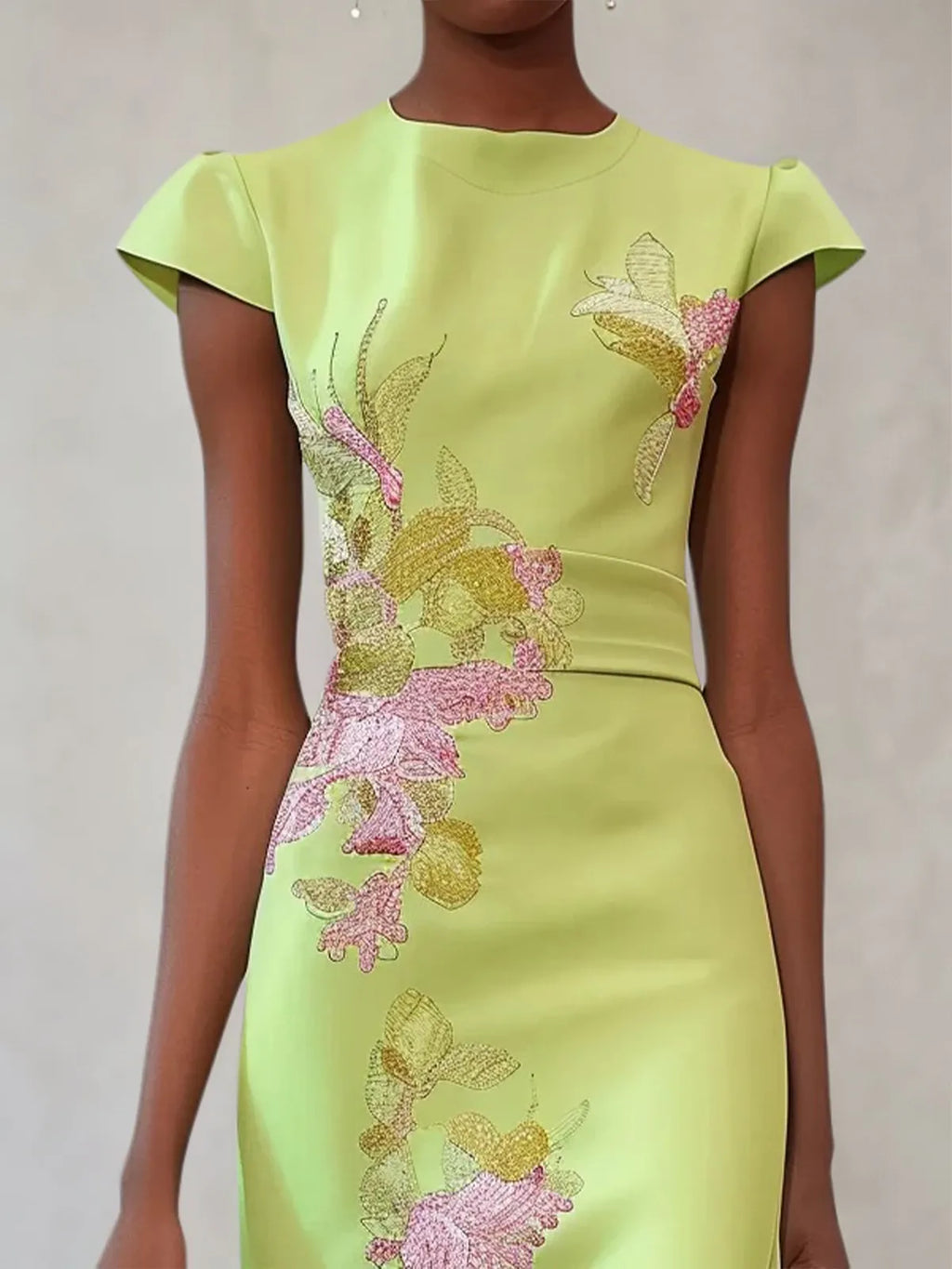 Vestido maxi tipo tubo con bordado floral verde, manga corta con volante y abertura