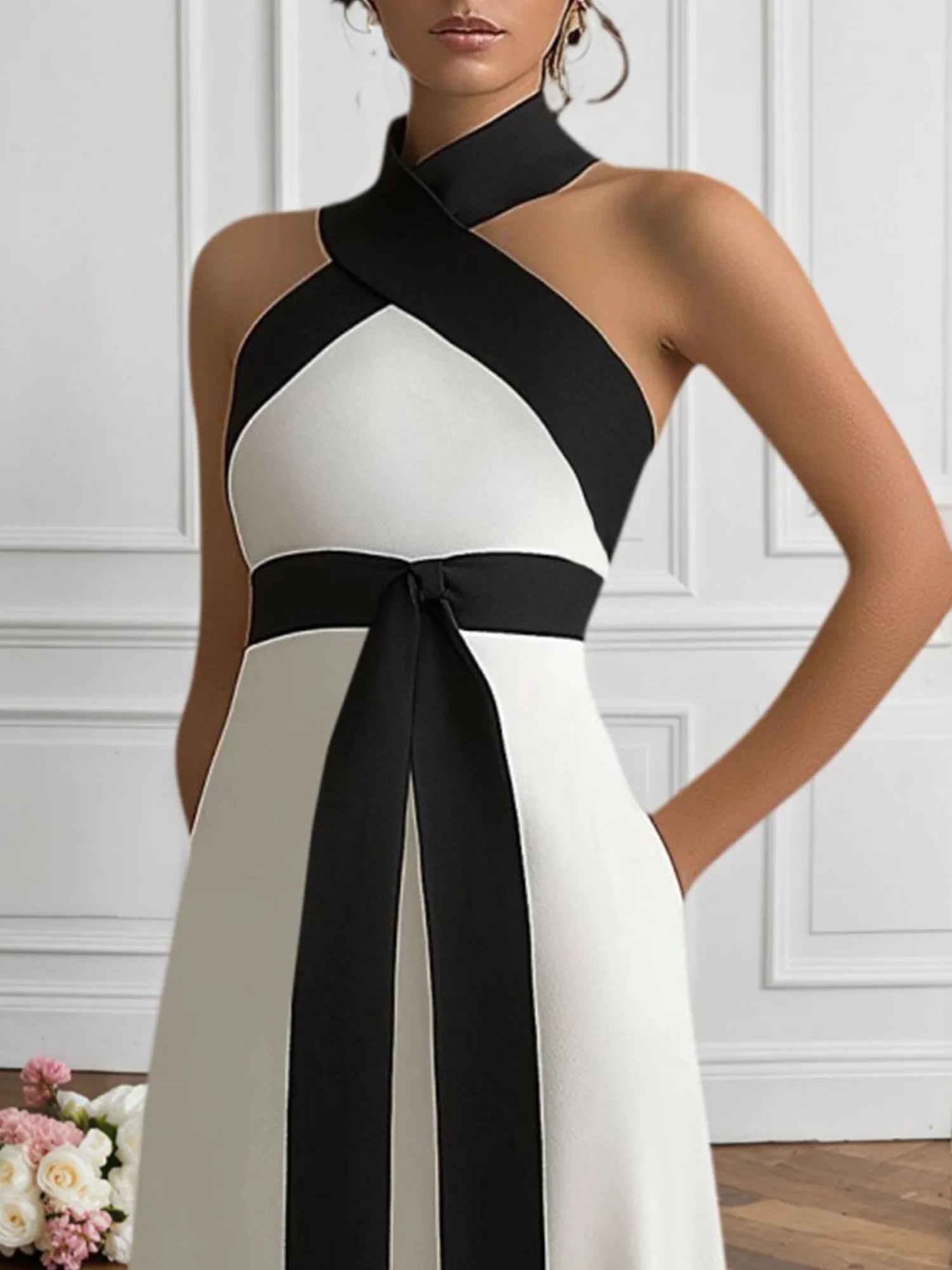 Vestido maxi formal en blanco y negro, con escote cruzado y cuello halter