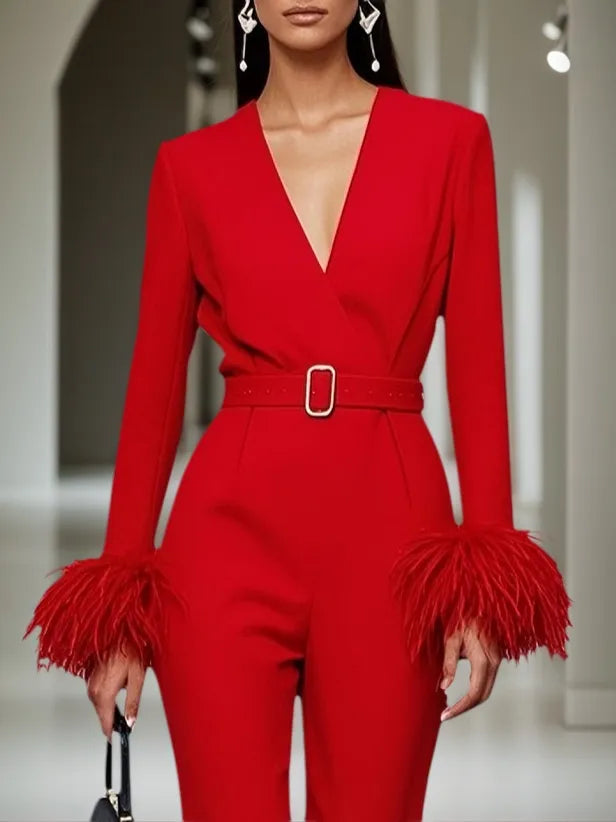 Tuta elegante da donna rossa con scollo a V e rifiniture in piume, maniche lunghe