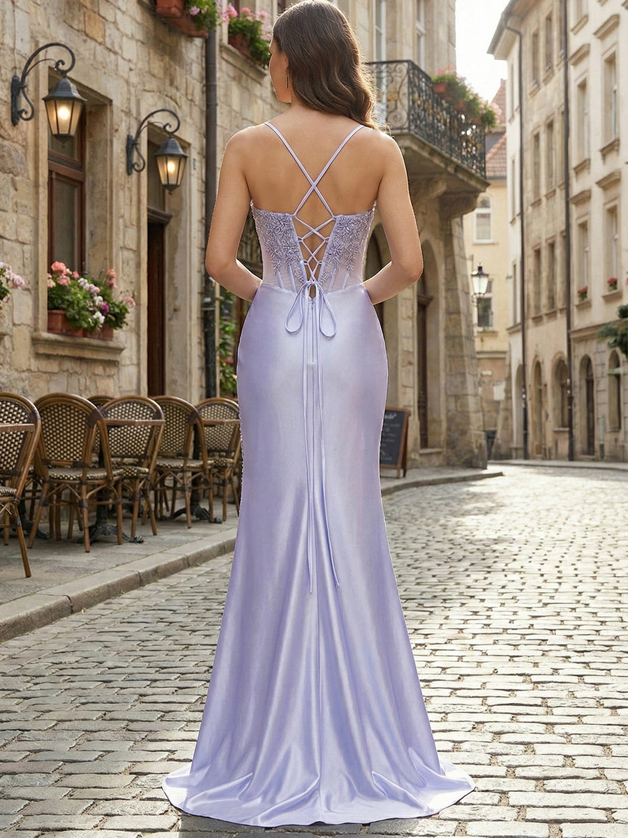 Vestido de baile lilás de cetim com corpete e aplicação de renda com fenda