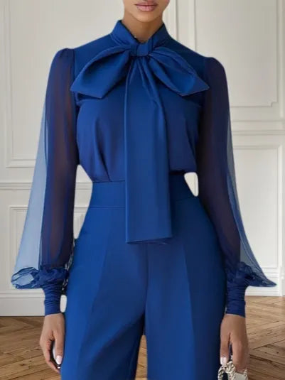 Macacão Feminino Azul Royal com Gola de Laço de Tule e Manga Longa Elegante