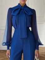 Macacão Feminino Azul Royal com Gola de Laço de Tule e Manga Longa Elegante