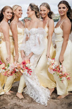 Vestidos largos de dama de honor tipo tubo con tirantes finos y recortes
