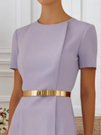 Vestido de trabalho roxo com gola redonda e cinto, comprimento até o joelho