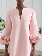 Abito midi rosa a linea A con maniche lunghe classiche, scollo a V e fiori 3D