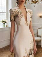 Abito sirena beige in raso floreale con scollo profondo a V e maniche corte