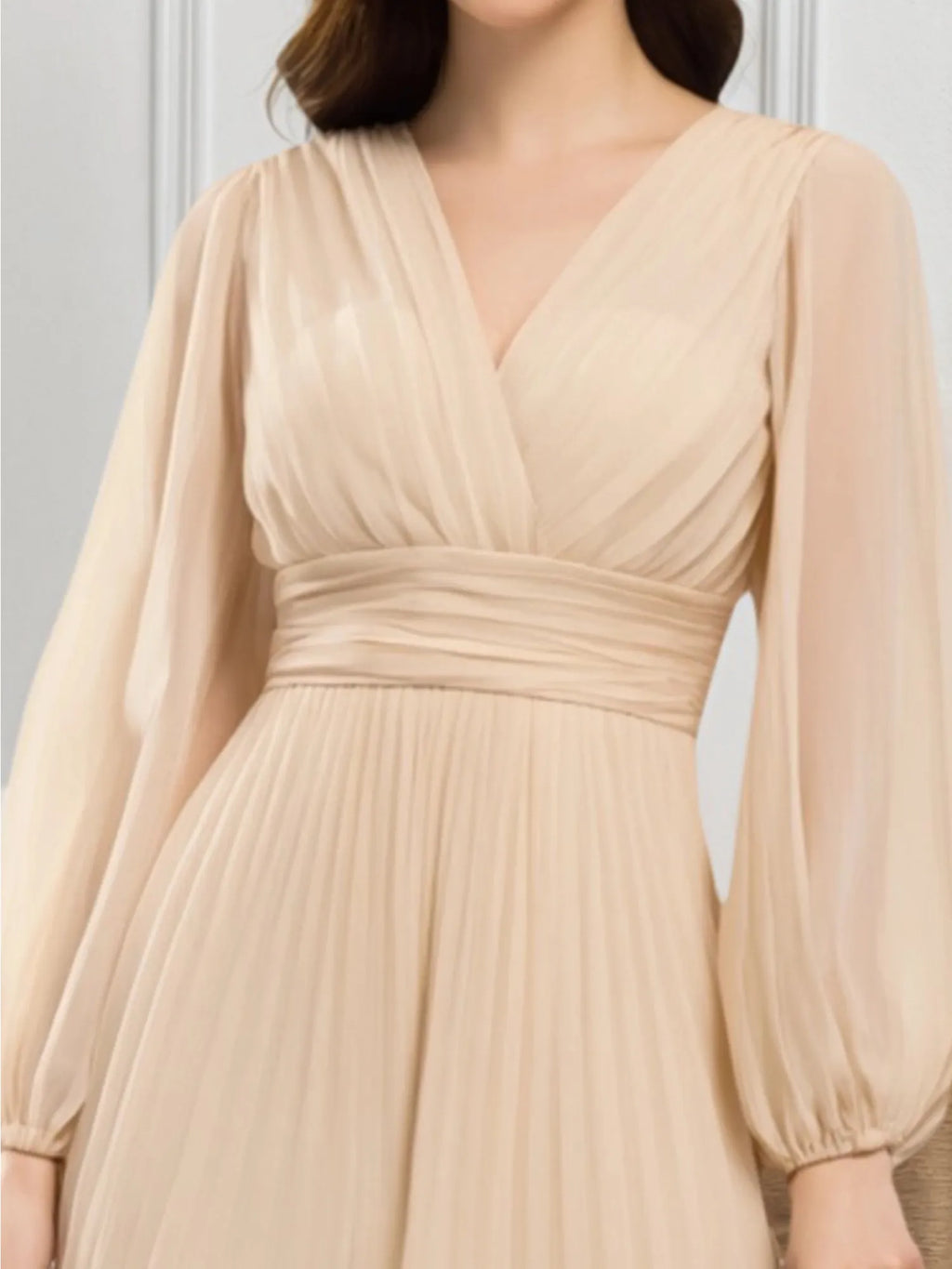 Vestido de fiesta midi en línea A beige de gasa plisada con escote en V